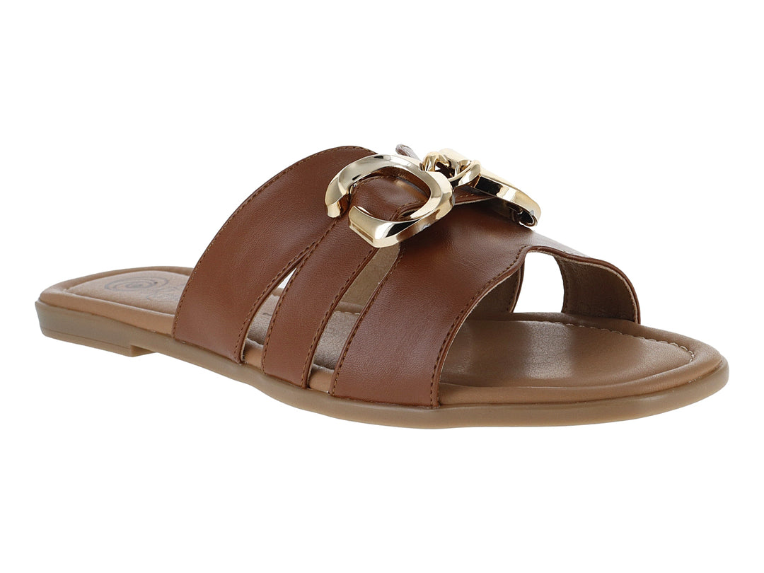 Sandalia color camel para mujer con tiras y hebilla dorada decorativa.