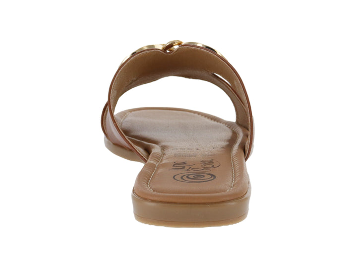 Sandalia color camel para mujer con tiras y hebilla dorada decorativa.