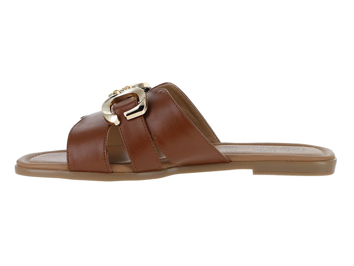 Sandalia color camel para mujer con tiras y hebilla dorada decorativa.