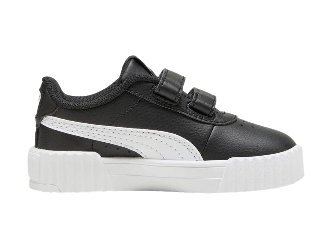 Tenis PUMA infantiles color negro con suela blanca y cierre de velcro.