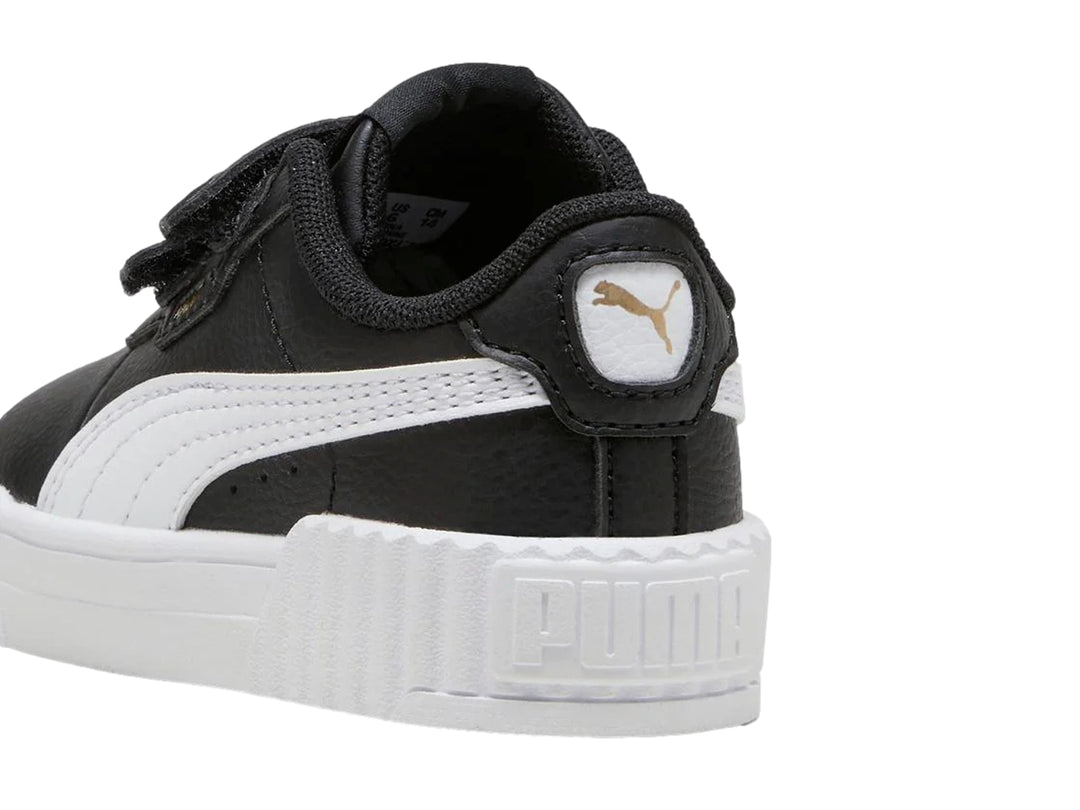 Tenis PUMA infantiles color negro con suela blanca y cierre de velcro.