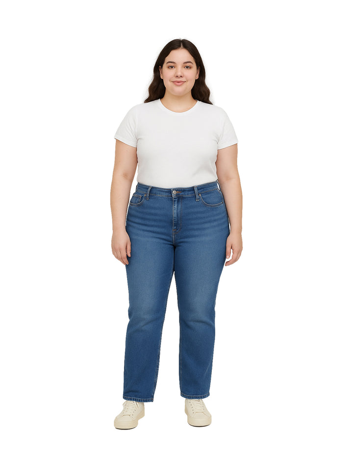 Mujer vistiendo pantalones jeans rectos de color azul y una camiseta blanca.