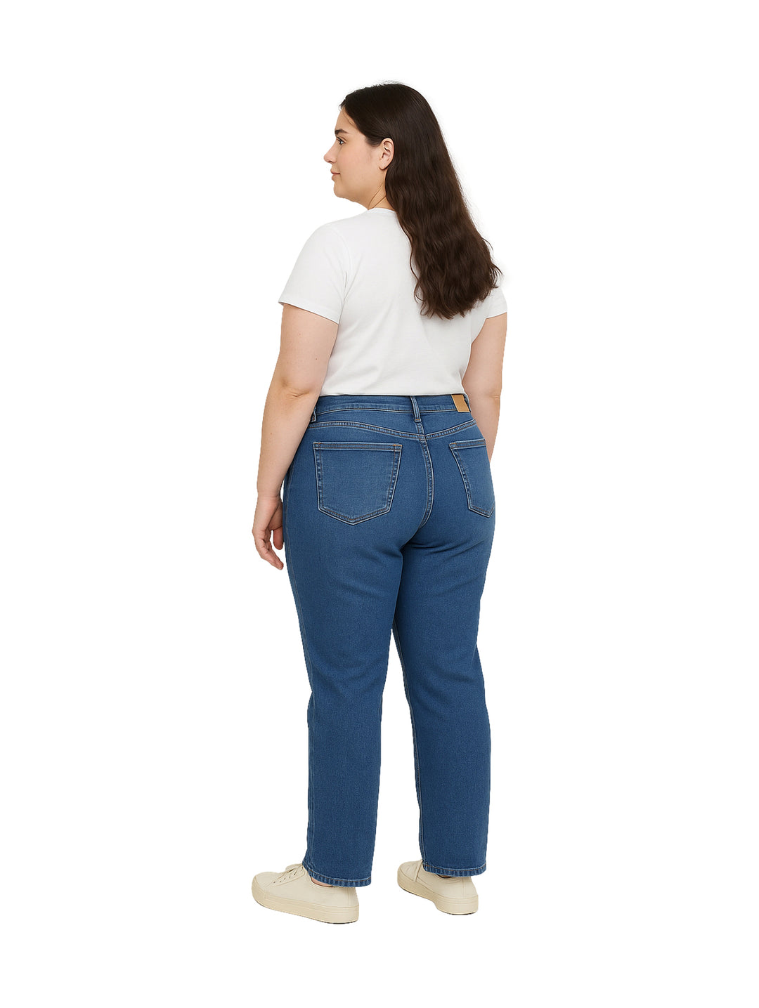 Mujer vistiendo pantalones jeans rectos de color azul y una camiseta blanca.