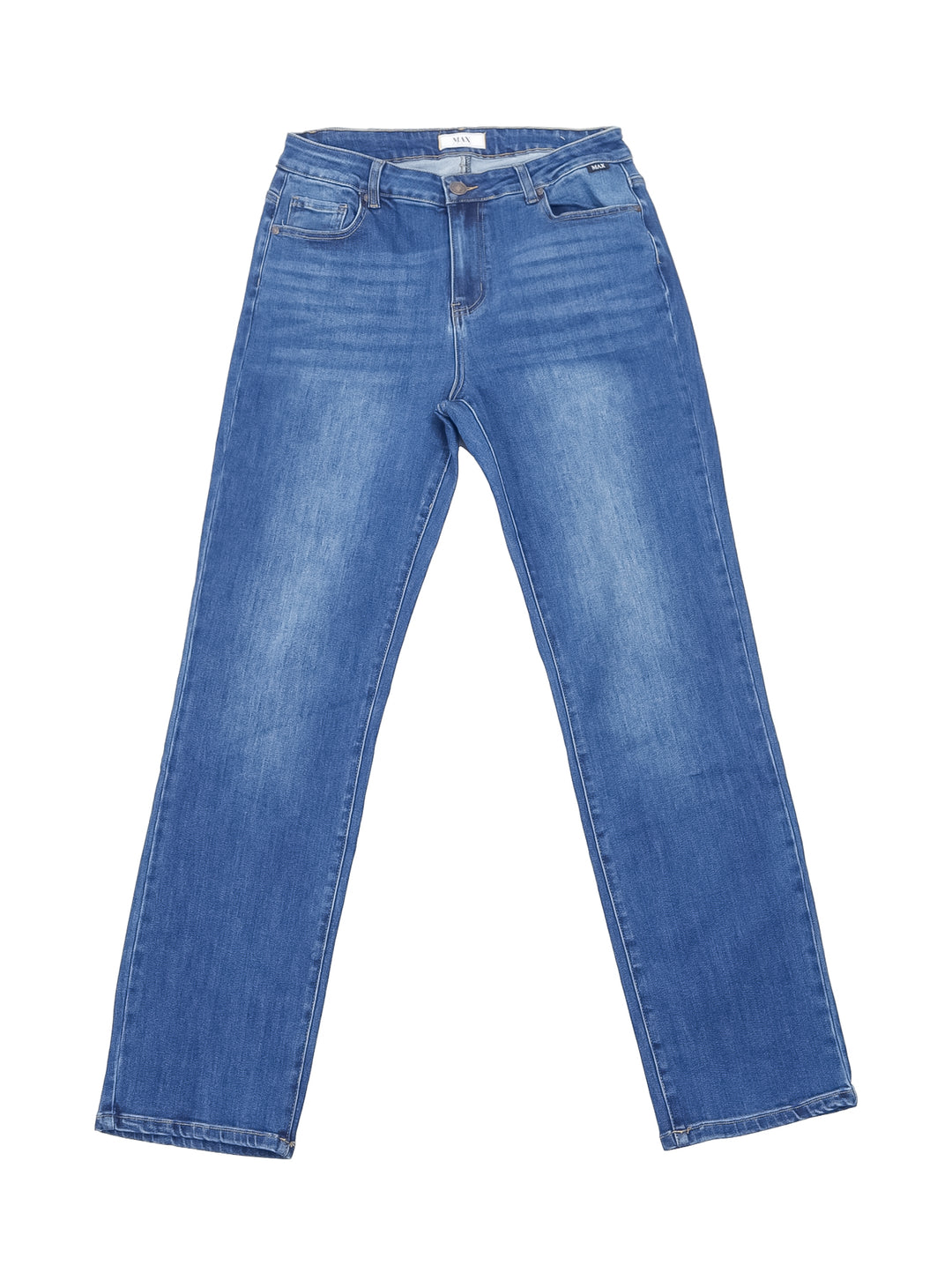 Mujer vistiendo pantalones jeans rectos de color azul y una camiseta blanca.