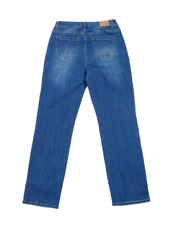 Mujer vistiendo pantalones jeans rectos de color azul y una camiseta blanca.
