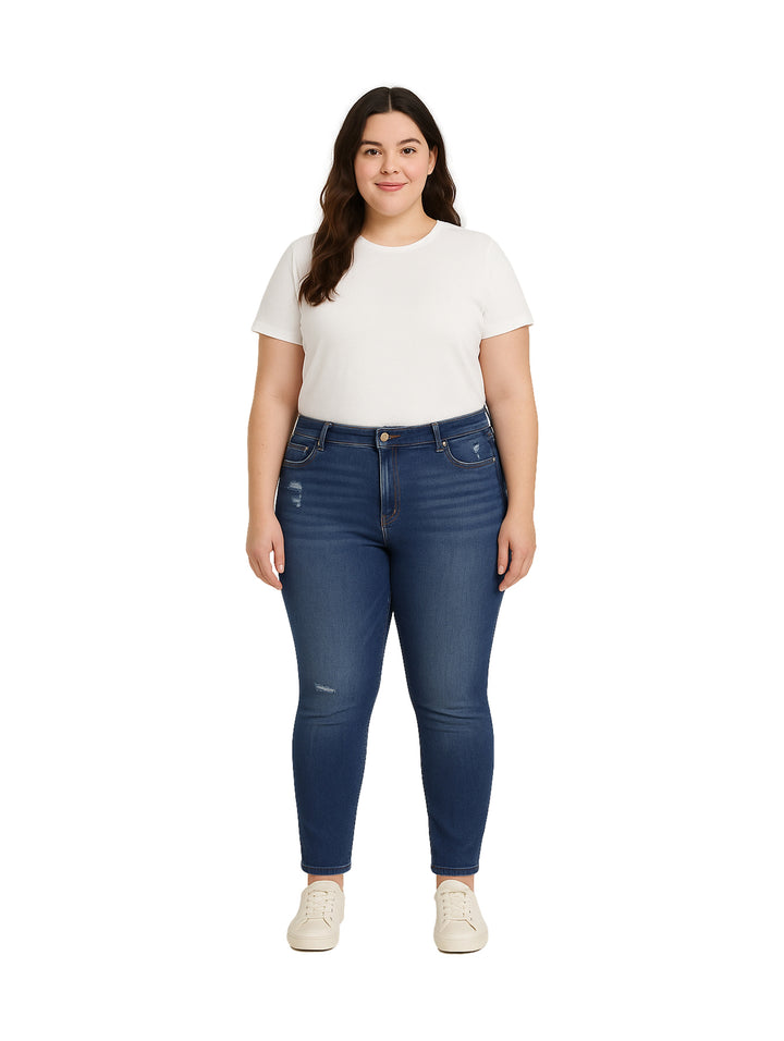 Mujer vistiendo pantalones skinny jeans de color azul oscuro con detalles desgastados.