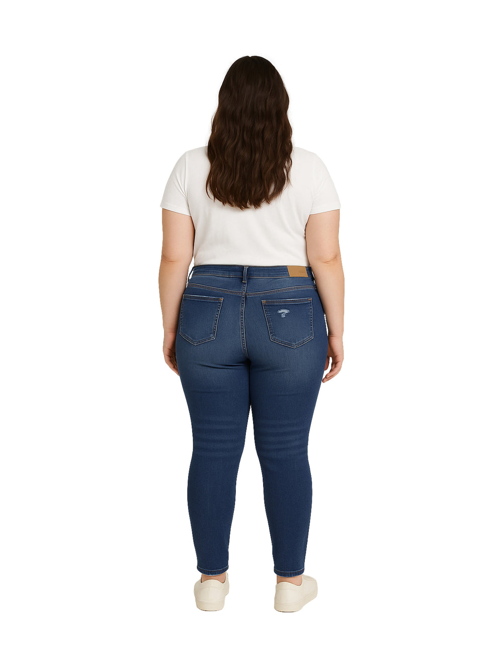 Mujer vistiendo pantalones skinny jeans de color azul oscuro con detalles desgastados.