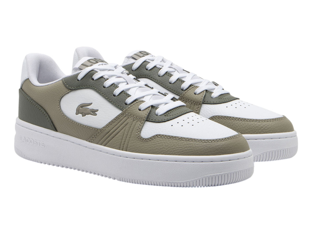 Tenis Lacoste en colores blanco y caqui con suela blanca y logotipo del cocodrilo en el lateral.