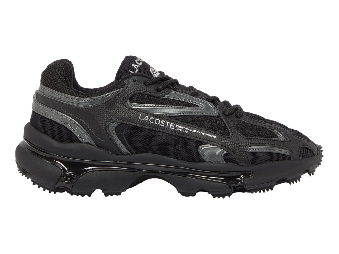 Tenis deportivos Lacoste en color negro con detalles en gris y suela robusta.