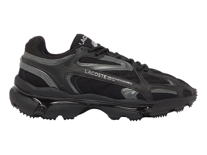 Tenis deportivos Lacoste en color negro con detalles en gris y suela robusta.