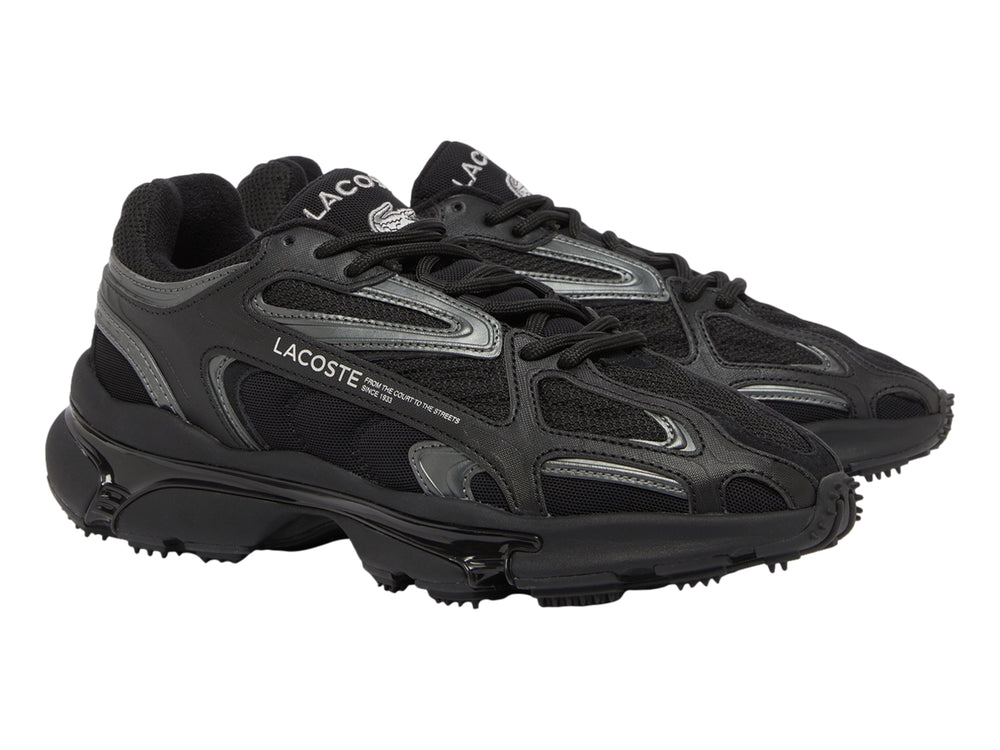 Tenis deportivos Lacoste en color negro con detalles en gris y suela robusta.