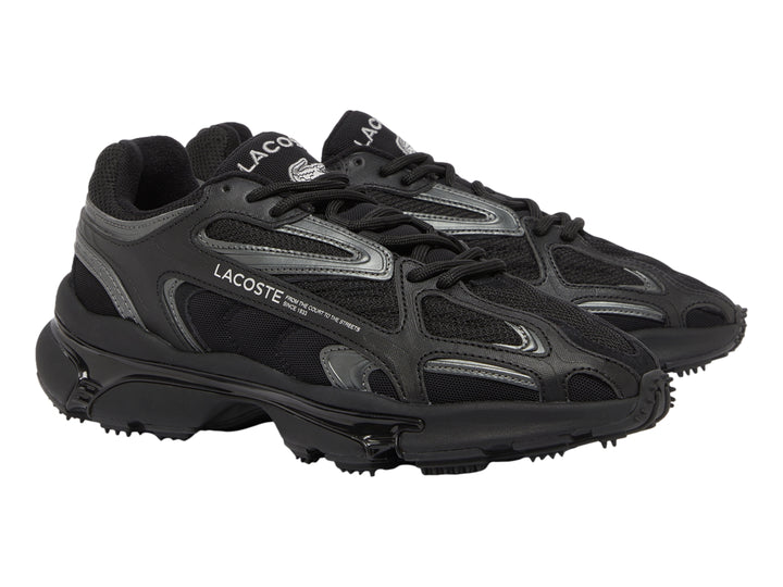 Tenis deportivos Lacoste en color negro con detalles en gris y suela robusta.