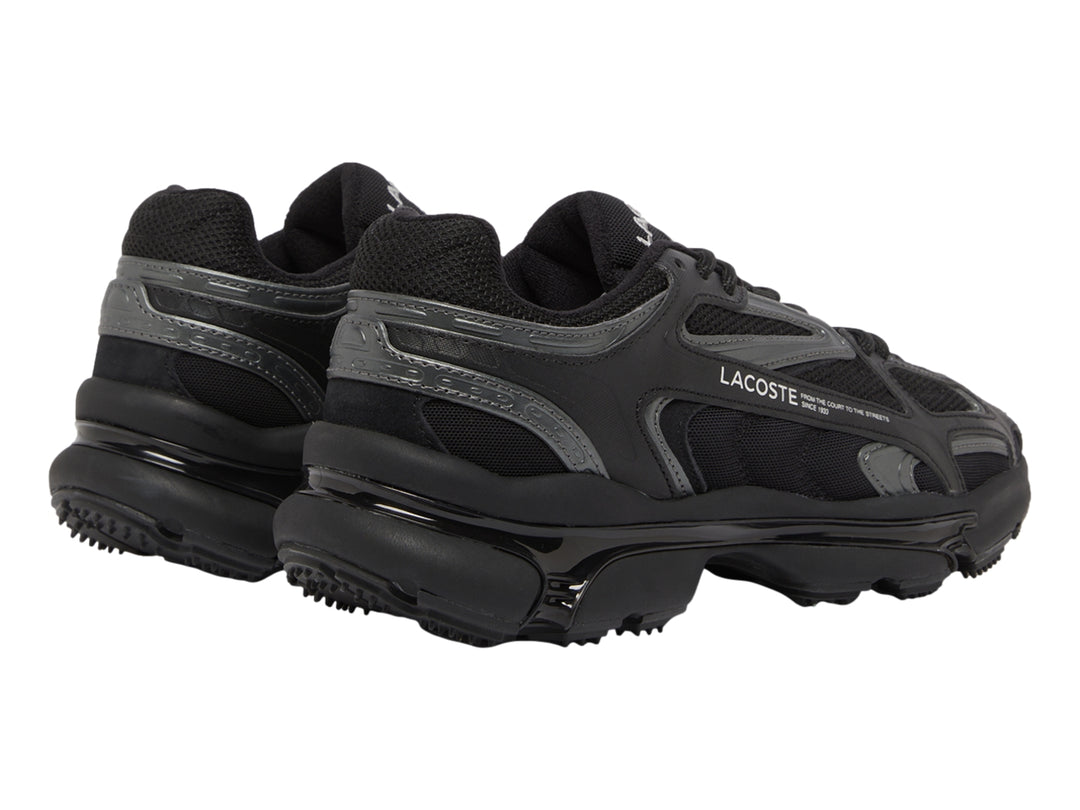 Tenis deportivos Lacoste en color negro con detalles en gris y suela robusta.