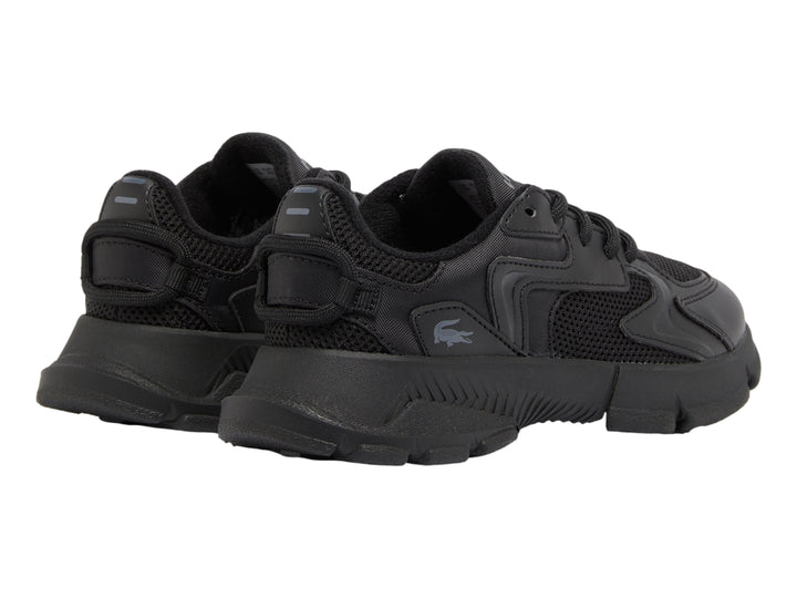 Tenis deportivos Lacoste de color negro con detalles en malla y suela gruesa.