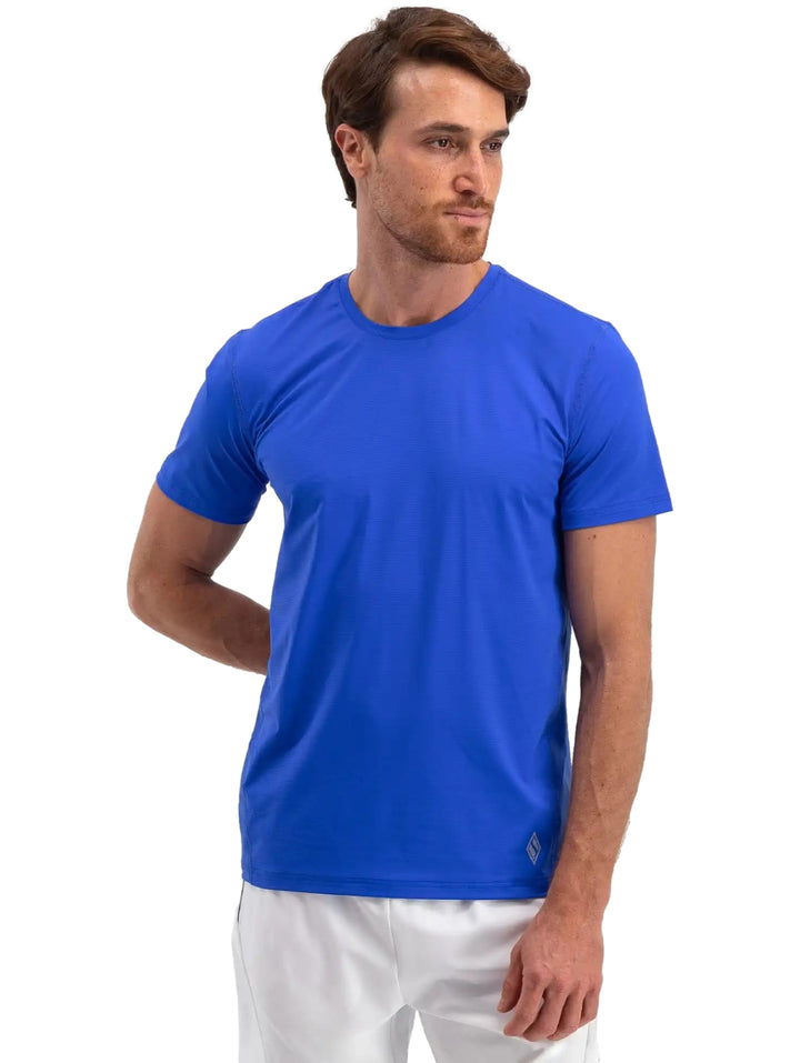 Hombre vistiendo una playera deportiva de color azul brillante de manga corta marca Skechers.