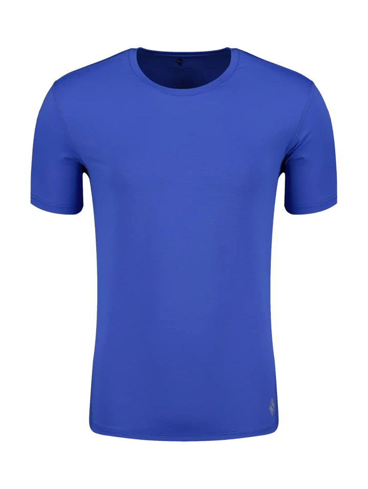 Hombre vistiendo una playera deportiva de color azul brillante de manga corta marca Skechers.