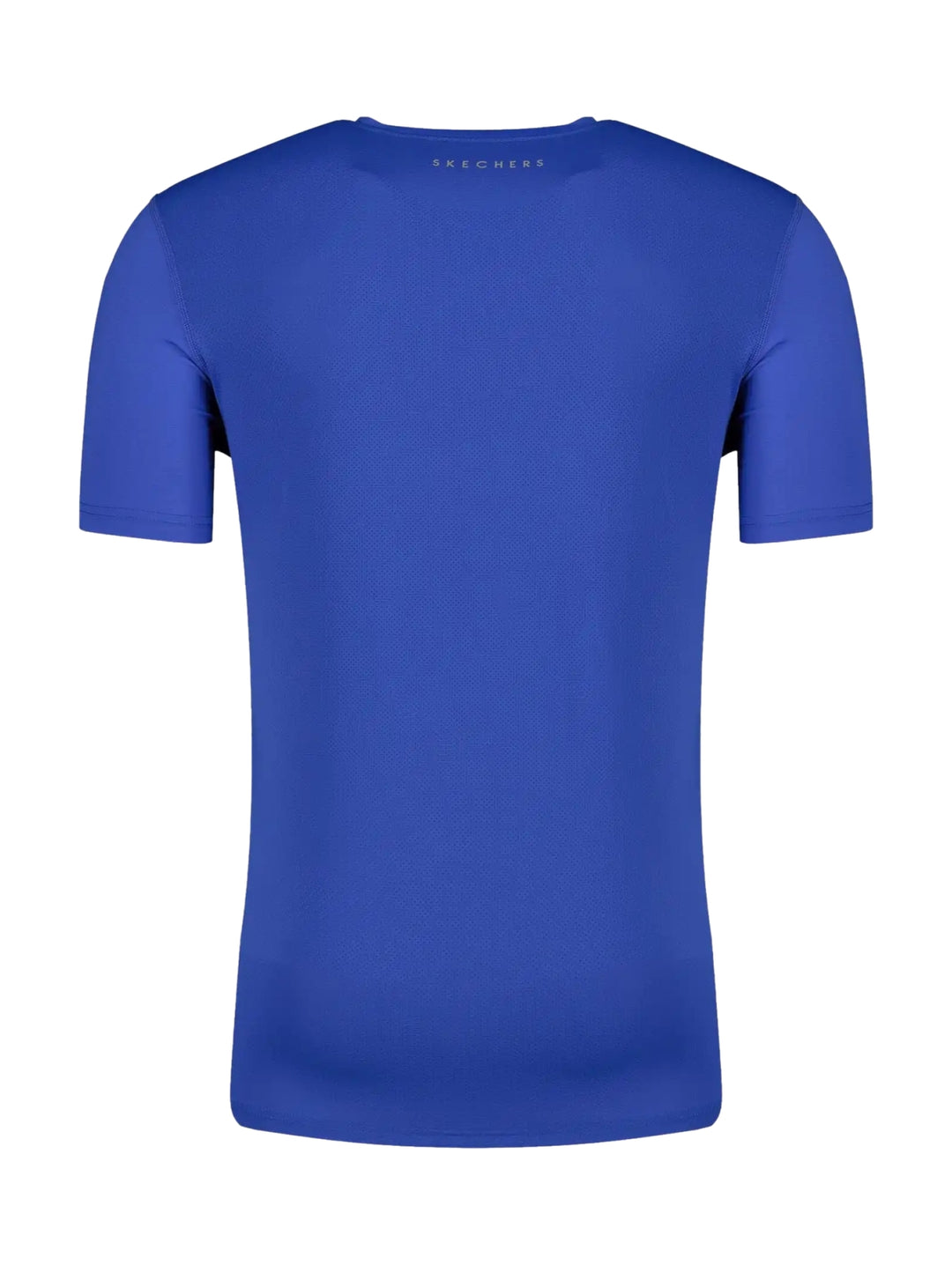 Hombre vistiendo una playera deportiva de color azul brillante de manga corta marca Skechers.