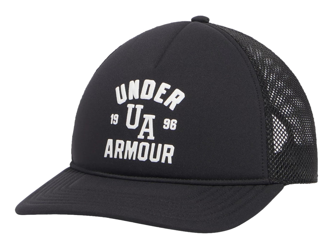 Gorra Under Armour color negro con panel trasero de malla y logotipo blanco en el frente.