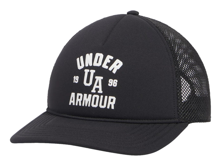 Gorra Under Armour color negro con panel trasero de malla y logotipo blanco en el frente.