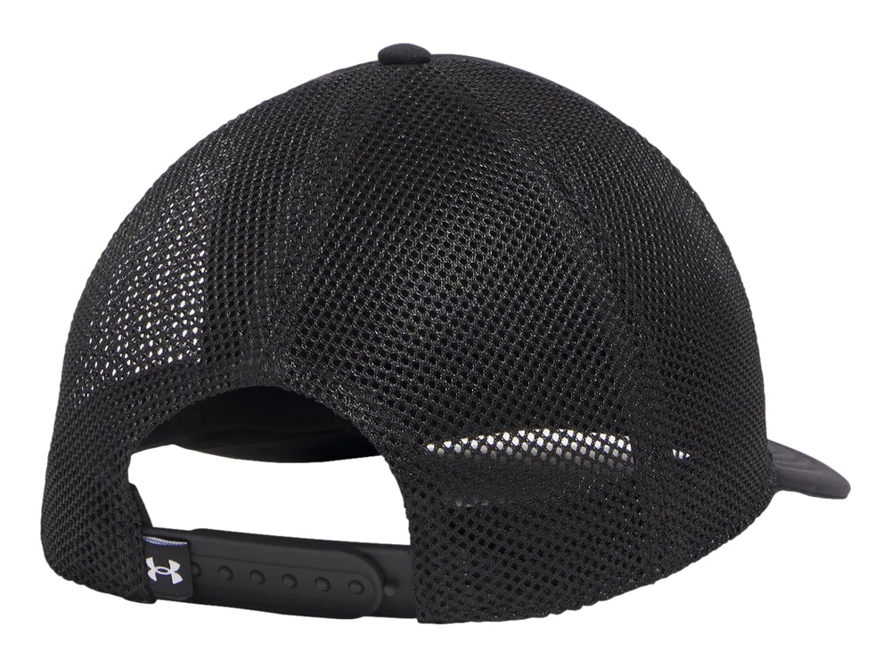 Gorra Under Armour color negro con panel trasero de malla y logotipo blanco en el frente.