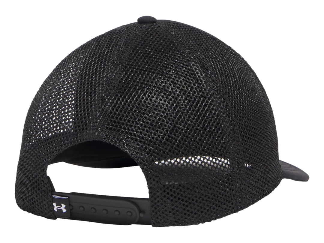 Gorra Under Armour color negro con panel trasero de malla y logotipo blanco en el frente.