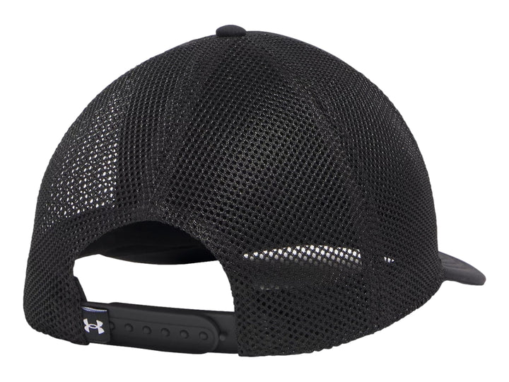 Gorra Under Armour color negro con panel trasero de malla y logotipo blanco en el frente.