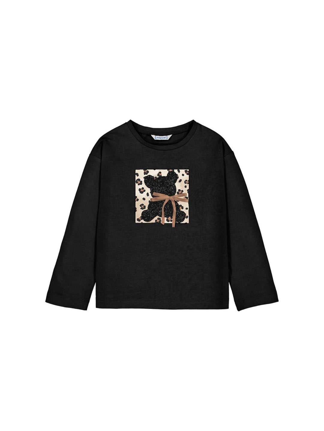 Camiseta negra de manga larga con estampado central de un oso con moño sobre fondo de leopardo.