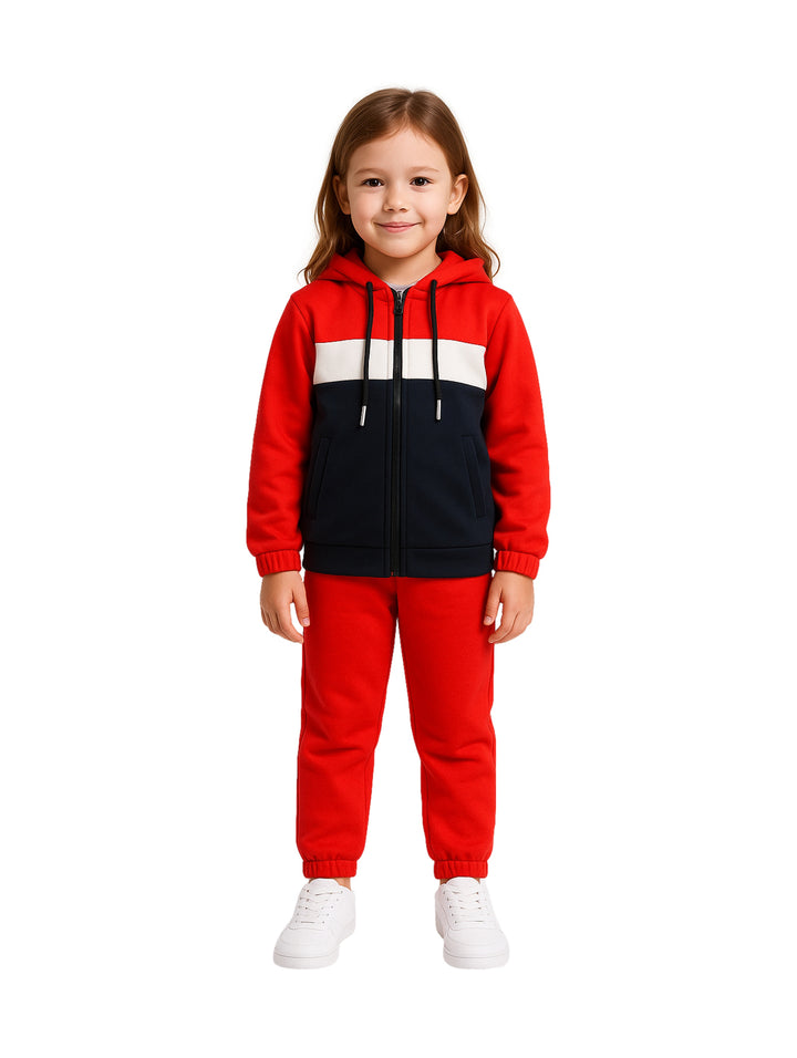 Conjunto deportivo para niña con sudadera roja y azul marino con franja blanca y pantalón rojo.