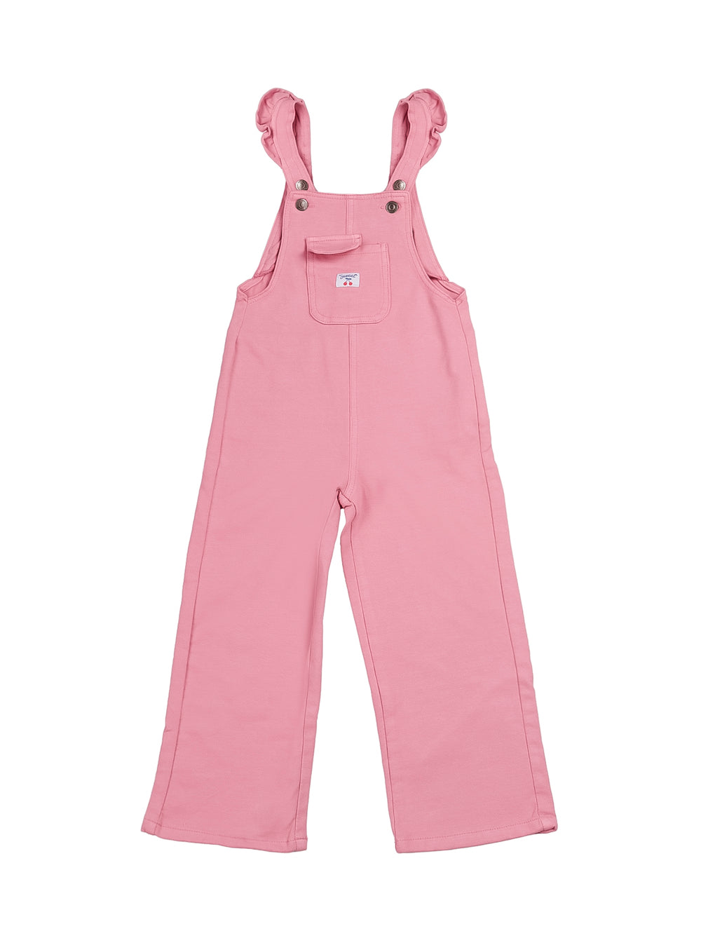 Niña vistiendo un overol color rosa de tirantes con camiseta blanca sobre fondo blanco.