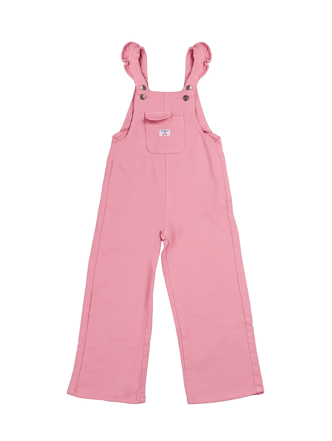 Niña vistiendo un overol color rosa de tirantes con camiseta blanca sobre fondo blanco.