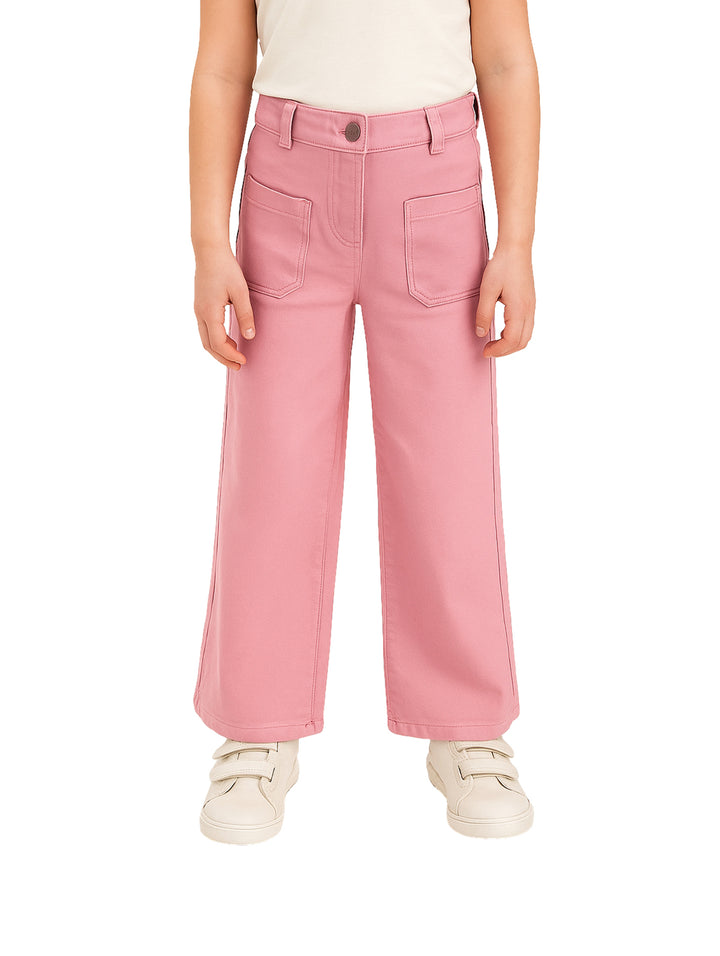 Pantalón rosa de pierna ancha para niña con bolsillos frontales y corte recto.