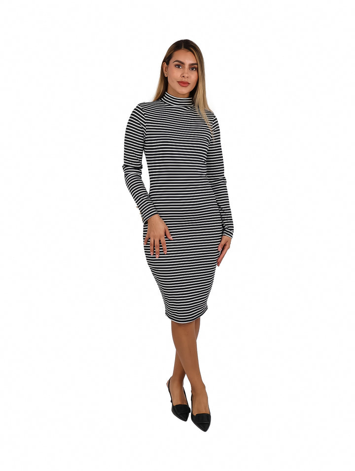 Mujer vistiendo un vestido ajustado de rayas negras y blancas con cuello alto y manga larga.