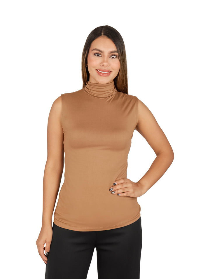 Blusa sin mangas color moka con cuello alto ajustada al cuerpo.