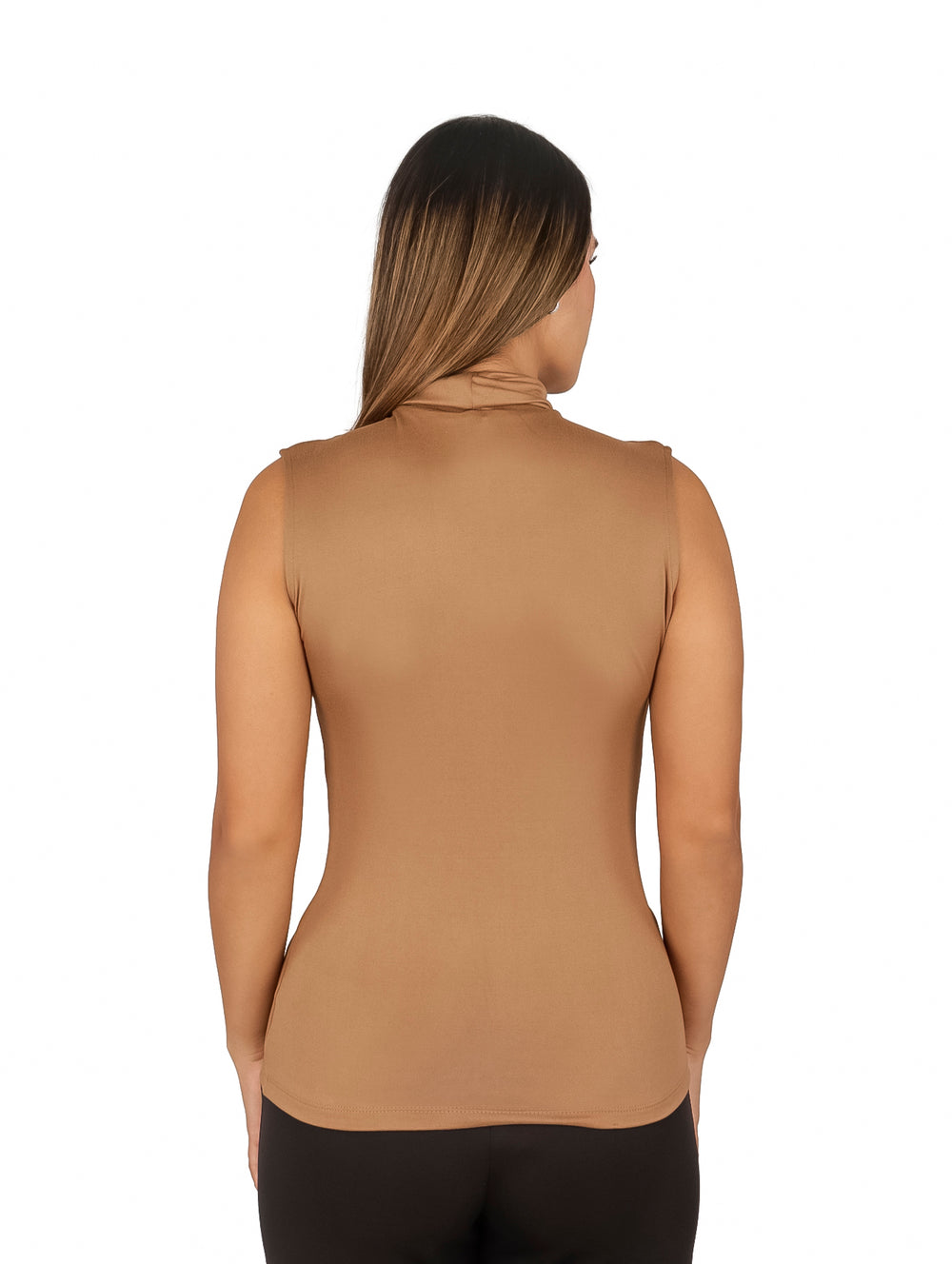 Blusa sin mangas color moka con cuello alto ajustada al cuerpo.