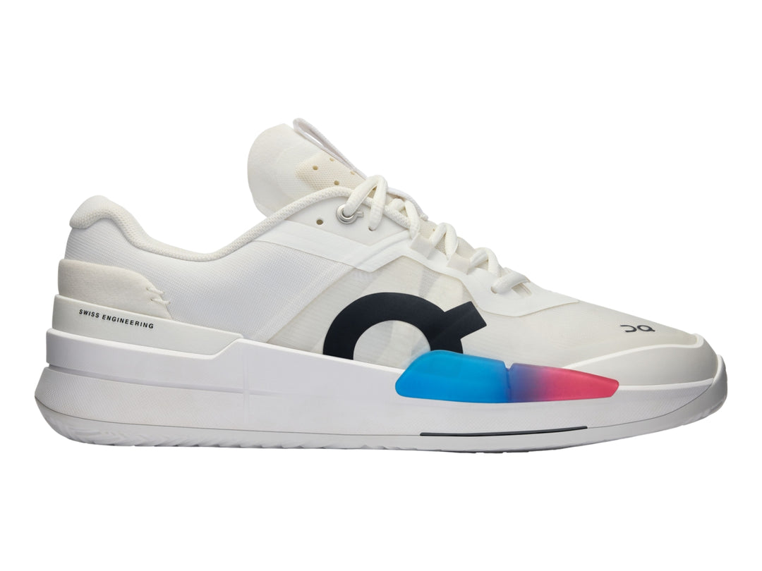 Tenis blancos On Cloud con detalle degradado en azul y rosa y logo negro en el lateral.
