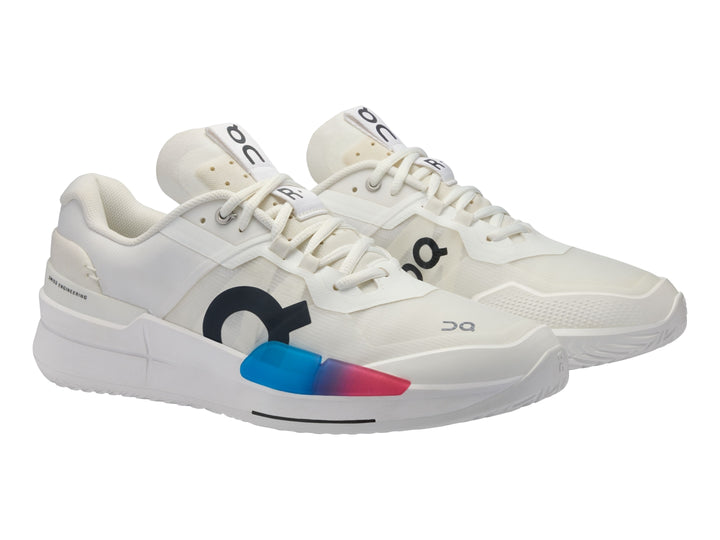 Tenis blancos On Cloud con detalle degradado en azul y rosa y logo negro en el lateral.