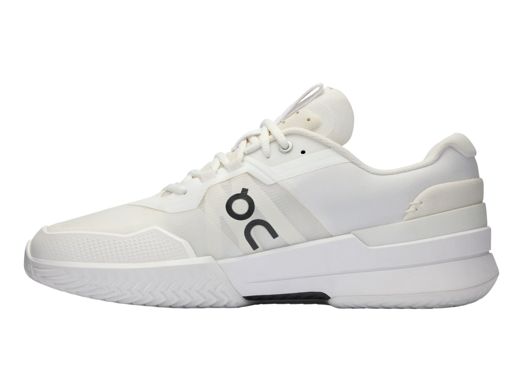 Tenis blancos On Cloud con detalle degradado en azul y rosa y logo negro en el lateral.