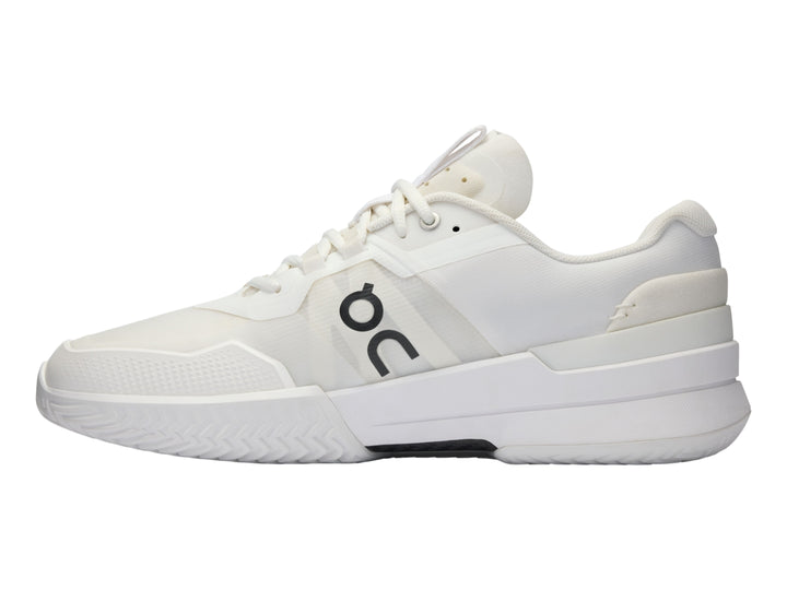 Tenis blancos On Cloud con detalle degradado en azul y rosa y logo negro en el lateral.