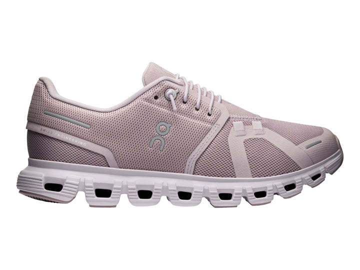Tenis deportivos On Cloud color malva con suela blanca y malla transpirable.