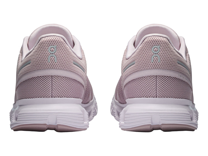 Tenis deportivos On Cloud color malva con suela blanca y malla transpirable.