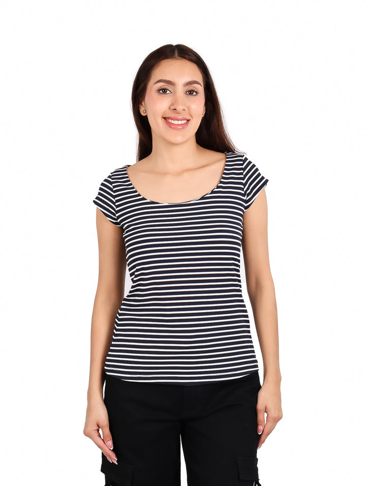 Blusa para mujer a rayas horizontales color marino y blanco, con cuello redondo y manga corta.