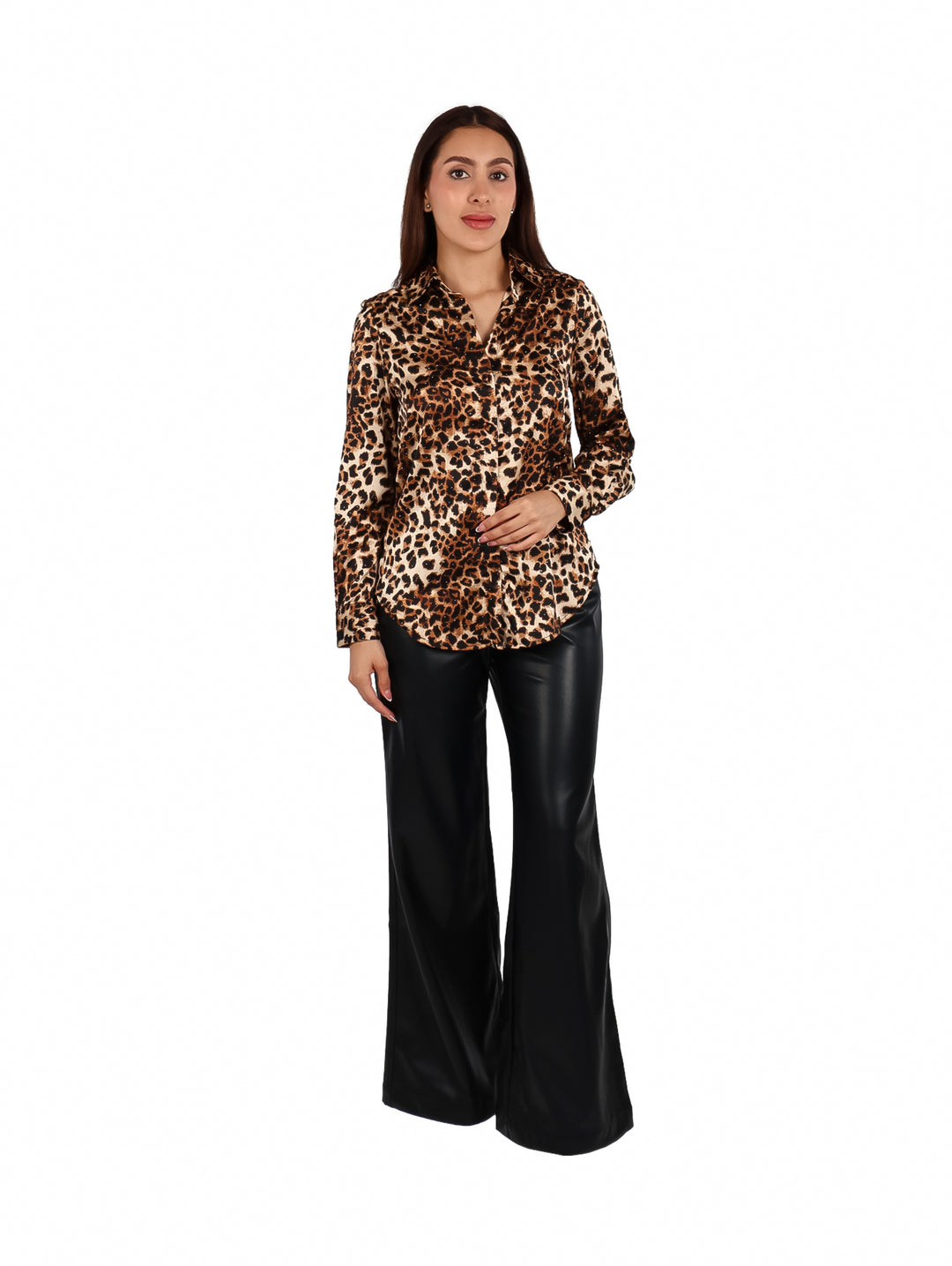 Mujer vistiendo camisa beige con estampado de leopardo y pantalones negros.