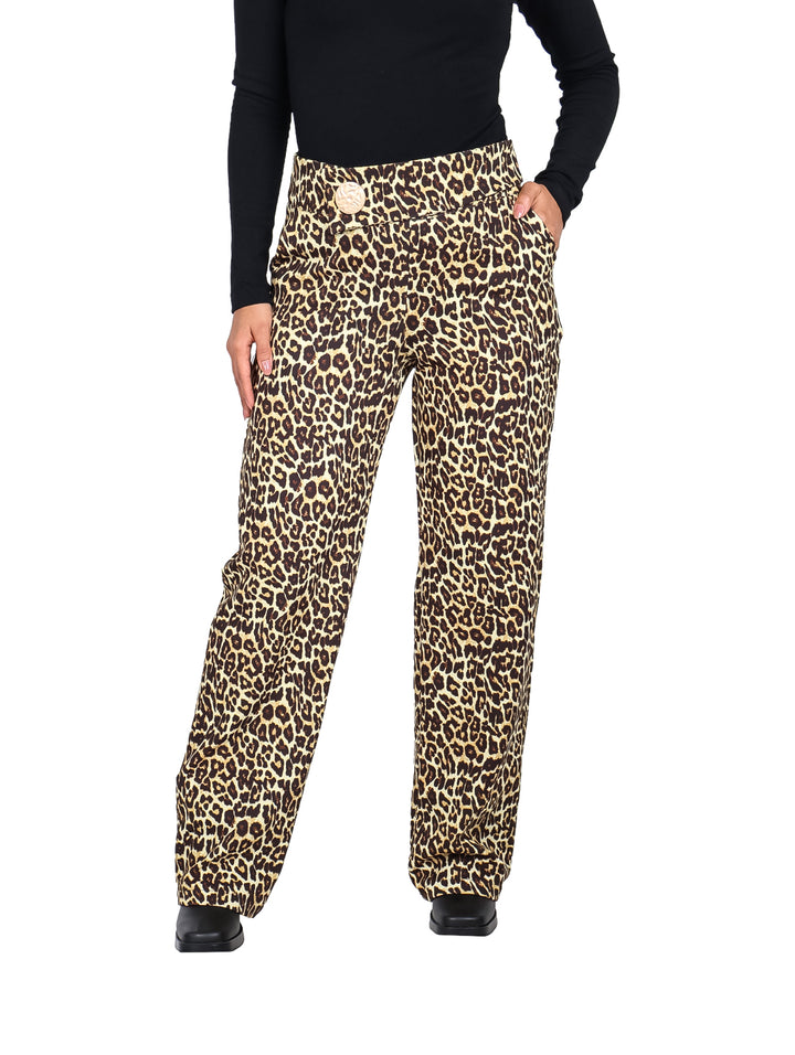Pantalones largos con estampado de leopardo en tonos camel y marrón.