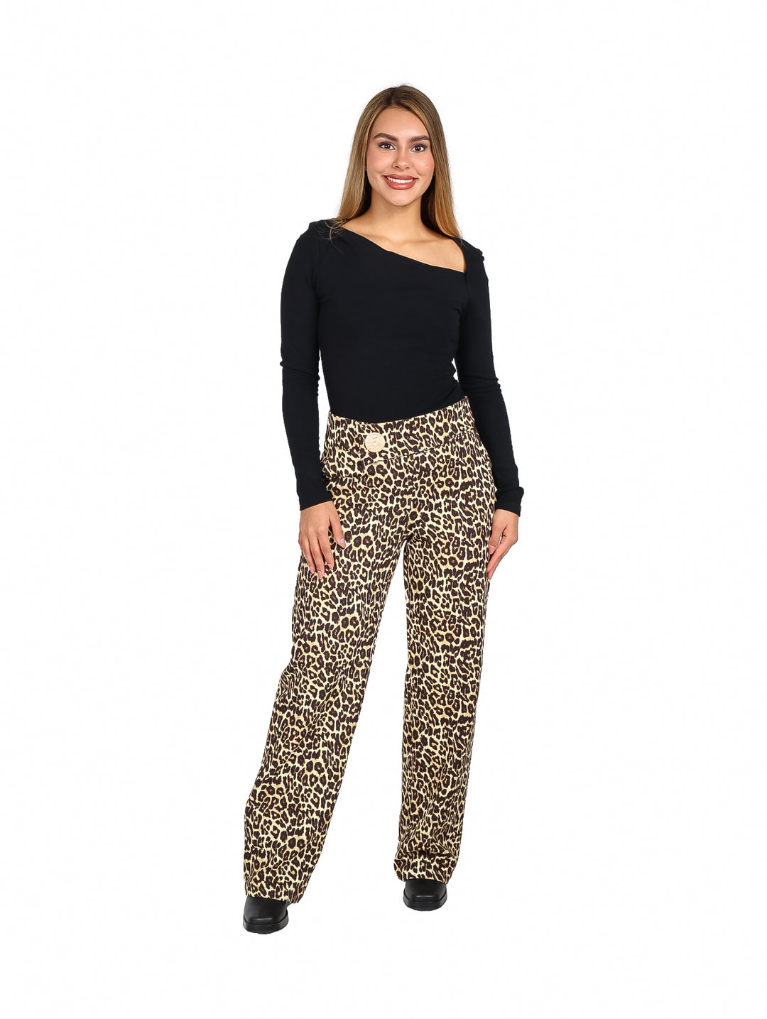 Pantalones largos con estampado de leopardo en tonos camel y marrón.
