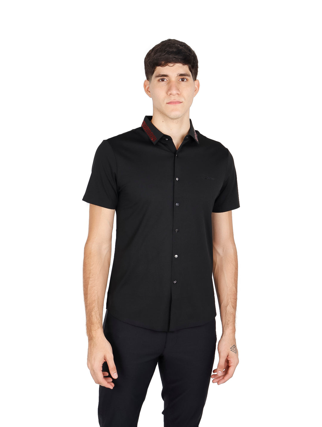 Hombre vistiendo una camisa negra de manga corta con botones y detalle en el cuello.