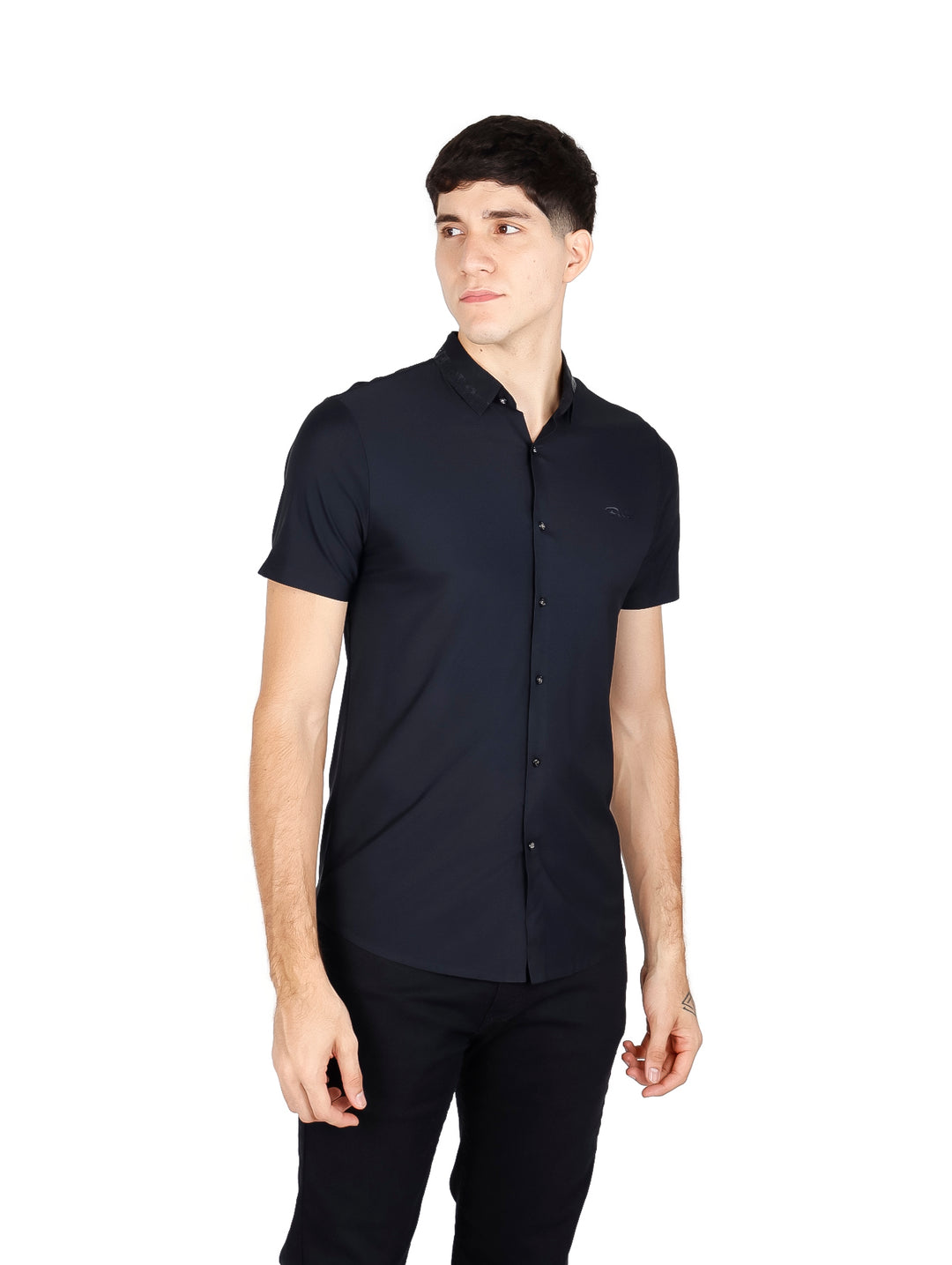 Hombre vistiendo una camisa negra de manga corta con botones y cuello.