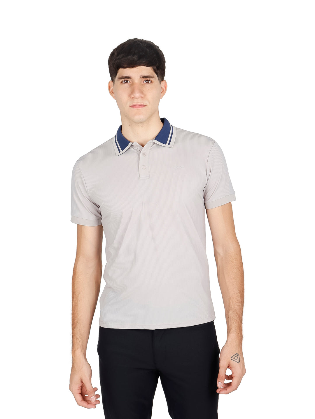 Hombre vistiendo playera polo color durazno con cuello azul marino y pantalones negros.