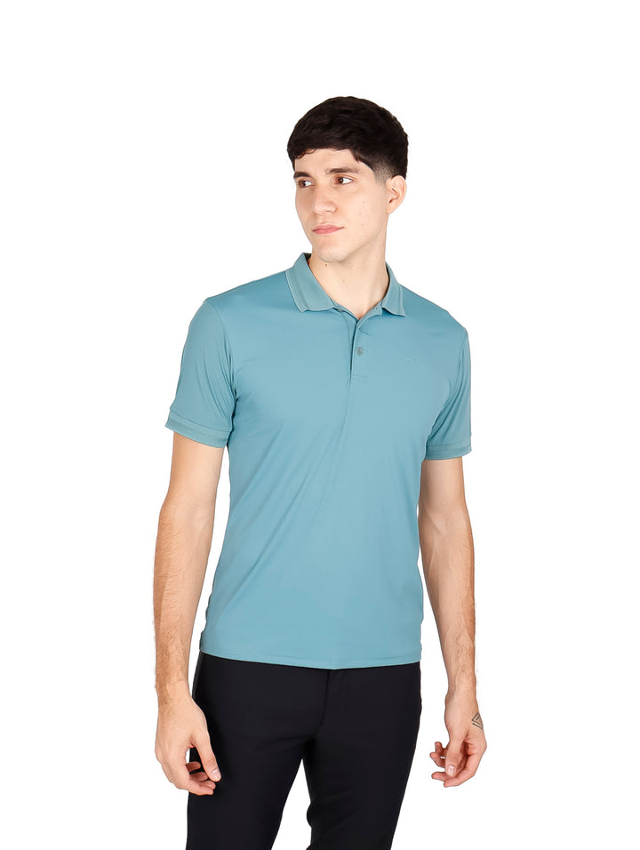 Hombre vistiendo una playera polo de color jade con manga corta y cuello.
