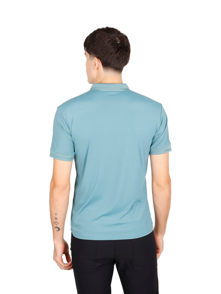 Hombre vistiendo una playera polo de color jade con manga corta y cuello.