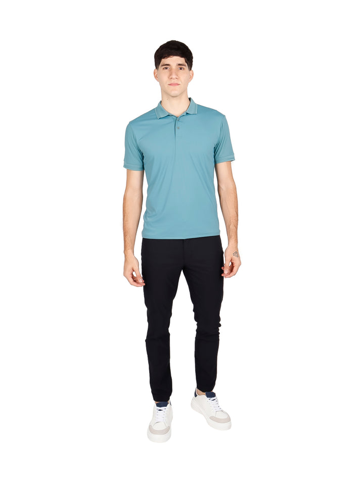 Hombre vistiendo una playera polo de color jade con manga corta y cuello.